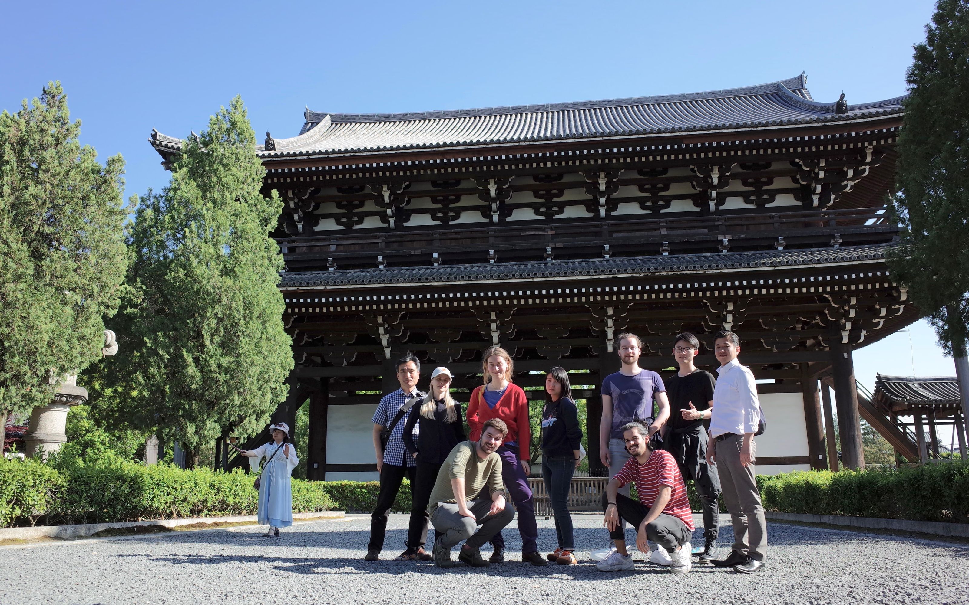 Group photo in front of the Tofuku-ji temple gate in Kyoto, with the course's professor and a university guide.